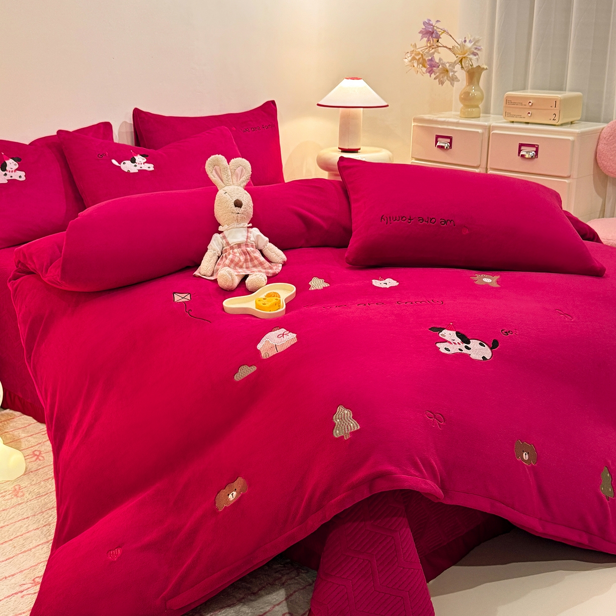 91家纺网 家纺一手货源 找家纺 （总）控价 新方向 2025年新款 全消光A类刺绣牛奶绒四件套-卡通红色系列