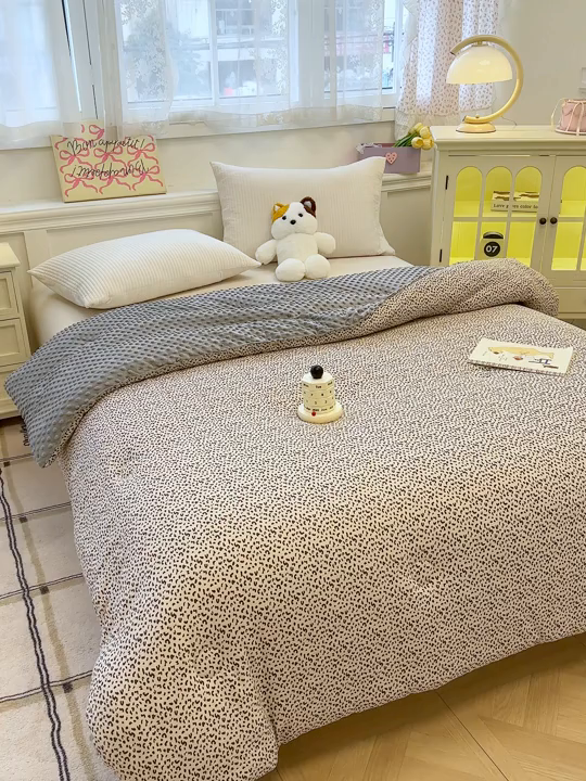 91家纺网 家纺一手货源 找家纺 好梦来家纺（原锦茂家纺） 2025新款水洗高克重双层纱豆豆被子加厚保暖被芯春秋被冬被 灰豹纹