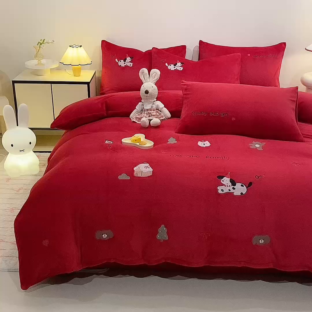 91家纺网 家纺一手货源 找家纺 （总）控价 新方向 2025年新款 全消光A类刺绣牛奶绒四件套-卡通红色系列