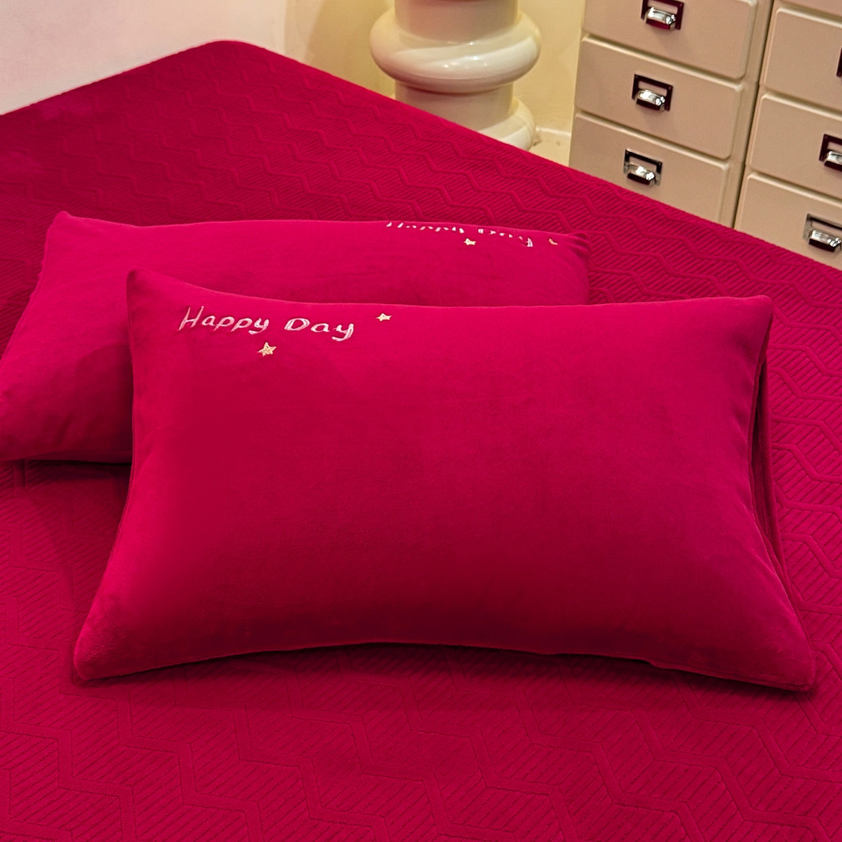 91家纺网 家纺一手货源 找家纺 新方向 2025年新款 全消光A类刺绣牛奶绒四件套-卡通红色系列 可爱卢比-洋酒红