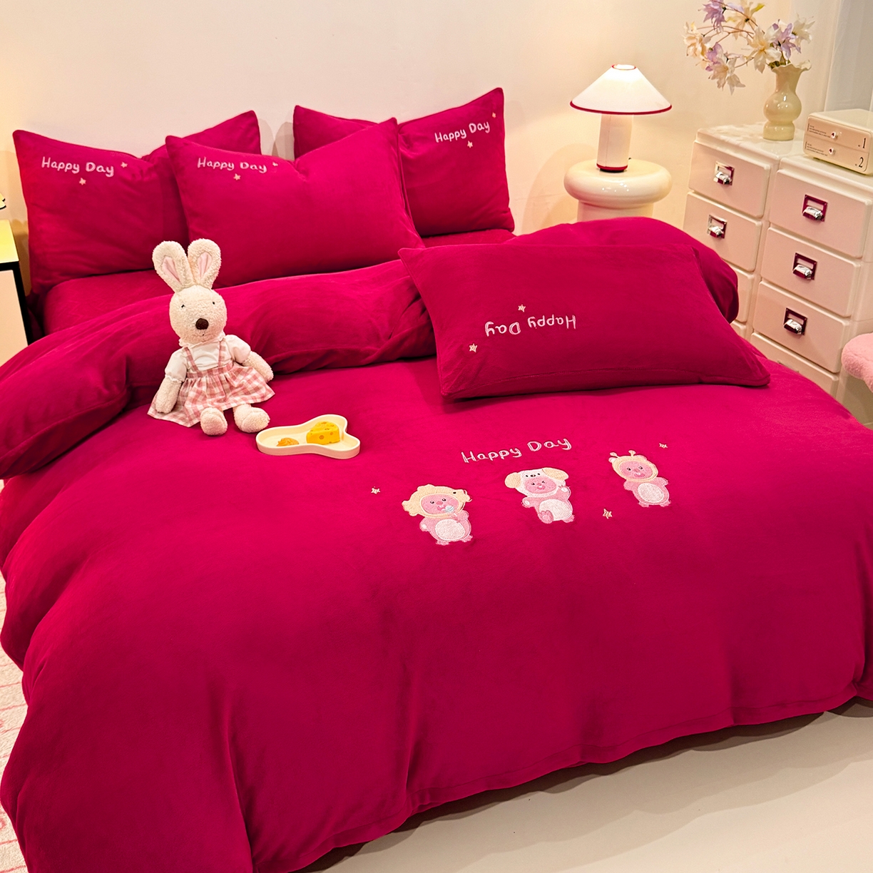 91家纺网 家纺一手货源 找家纺 新方向 2025年新款 全消光A类刺绣牛奶绒四件套-卡通红色系列 可爱卢比-洋酒红