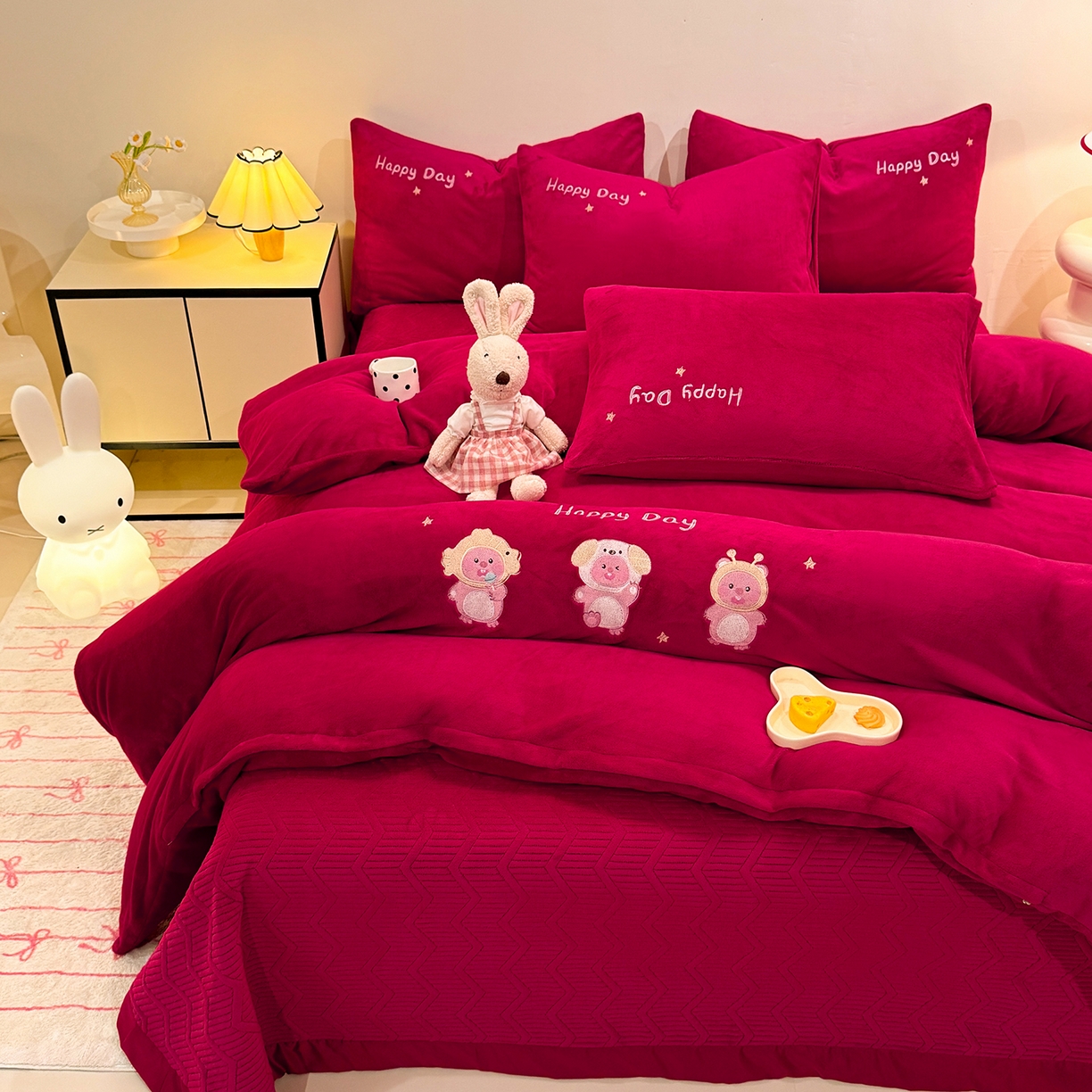 91家纺网 家纺一手货源 找家纺 新方向 2025年新款 全消光A类刺绣牛奶绒四件套-卡通红色系列 可爱卢比-洋酒红