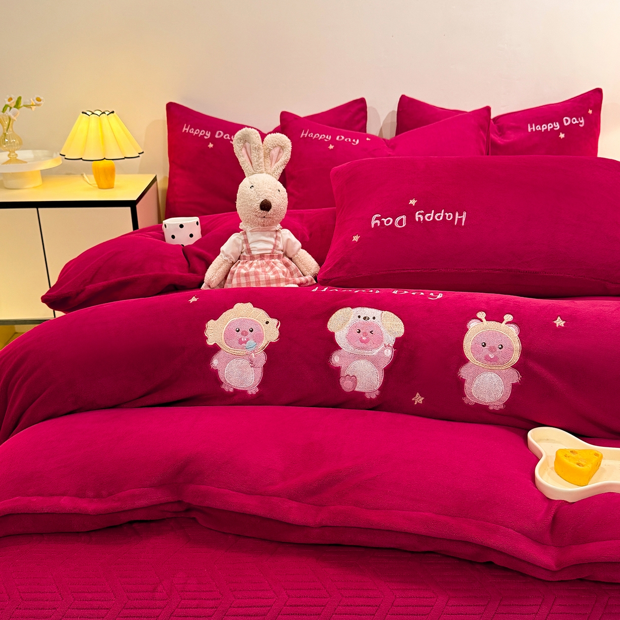 91家纺网 家纺一手货源 找家纺 新方向 2025年新款 全消光A类刺绣牛奶绒四件套-卡通红色系列 可爱卢比-洋酒红