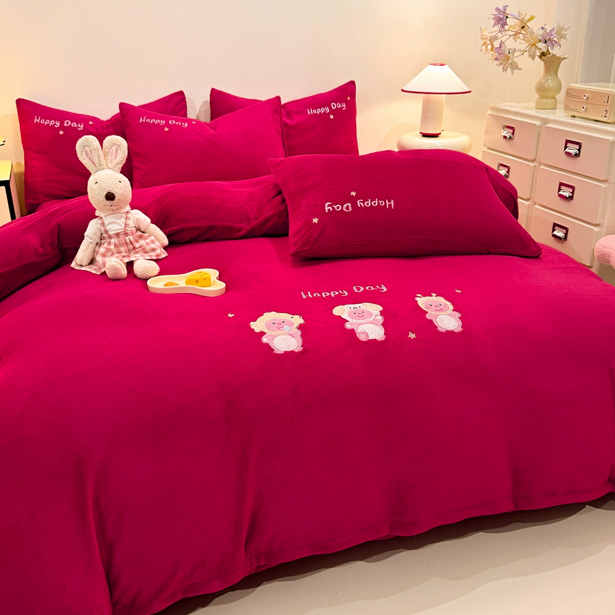 91家纺网 家纺一手货源 找家纺 新方向 2025年新款 全消光A类刺绣牛奶绒四件套-卡通红色系列 可爱卢比-洋酒红