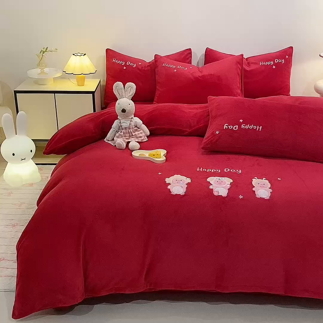 91家纺网 家纺一手货源 找家纺 新方向 2025年新款 全消光A类刺绣牛奶绒四件套-卡通红色系列 可爱卢比-洋酒红