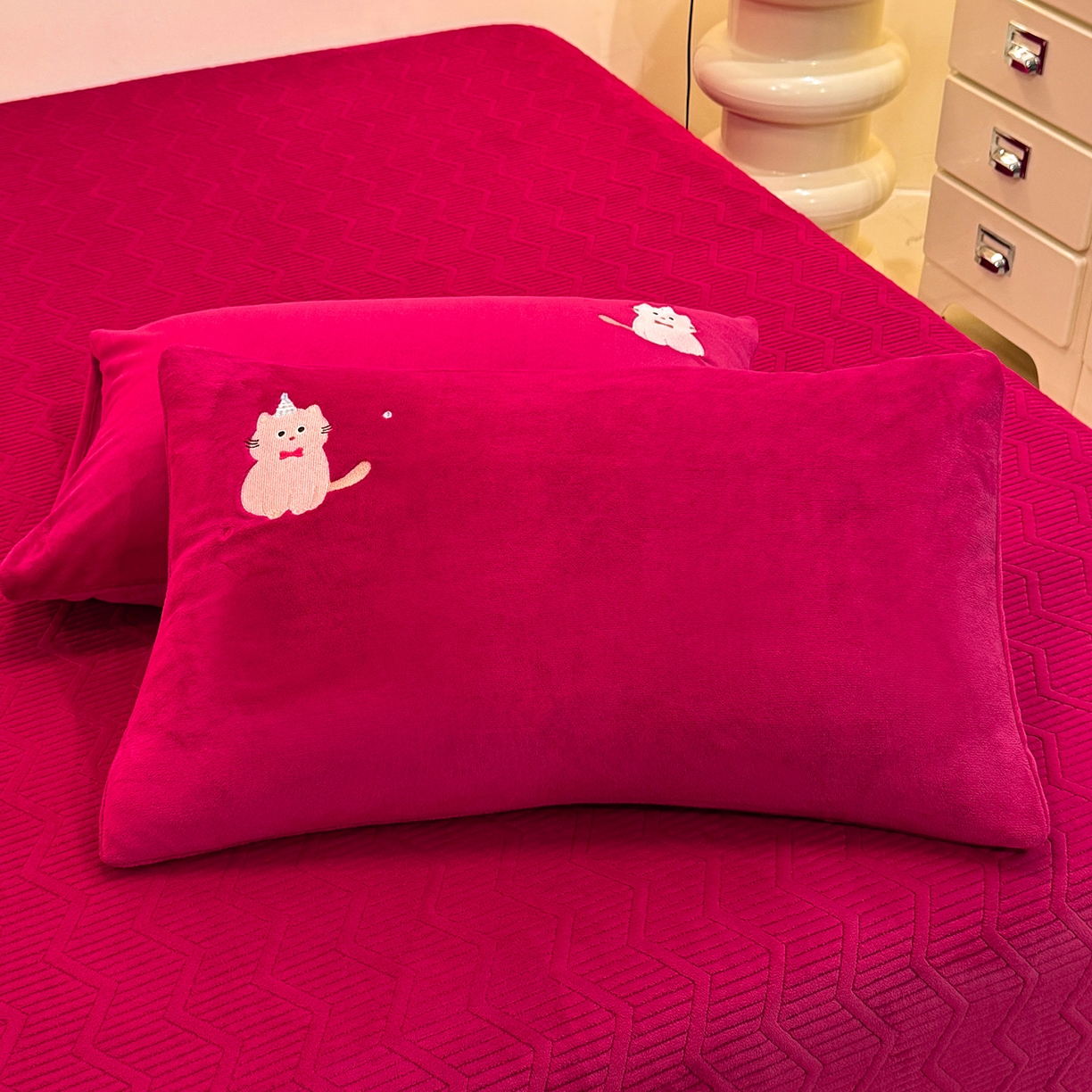 91家纺网 家纺一手货源 找家纺 新方向 2025年新款 全消光A类刺绣牛奶绒四件套-卡通红色系列 可爱猫-洋酒红