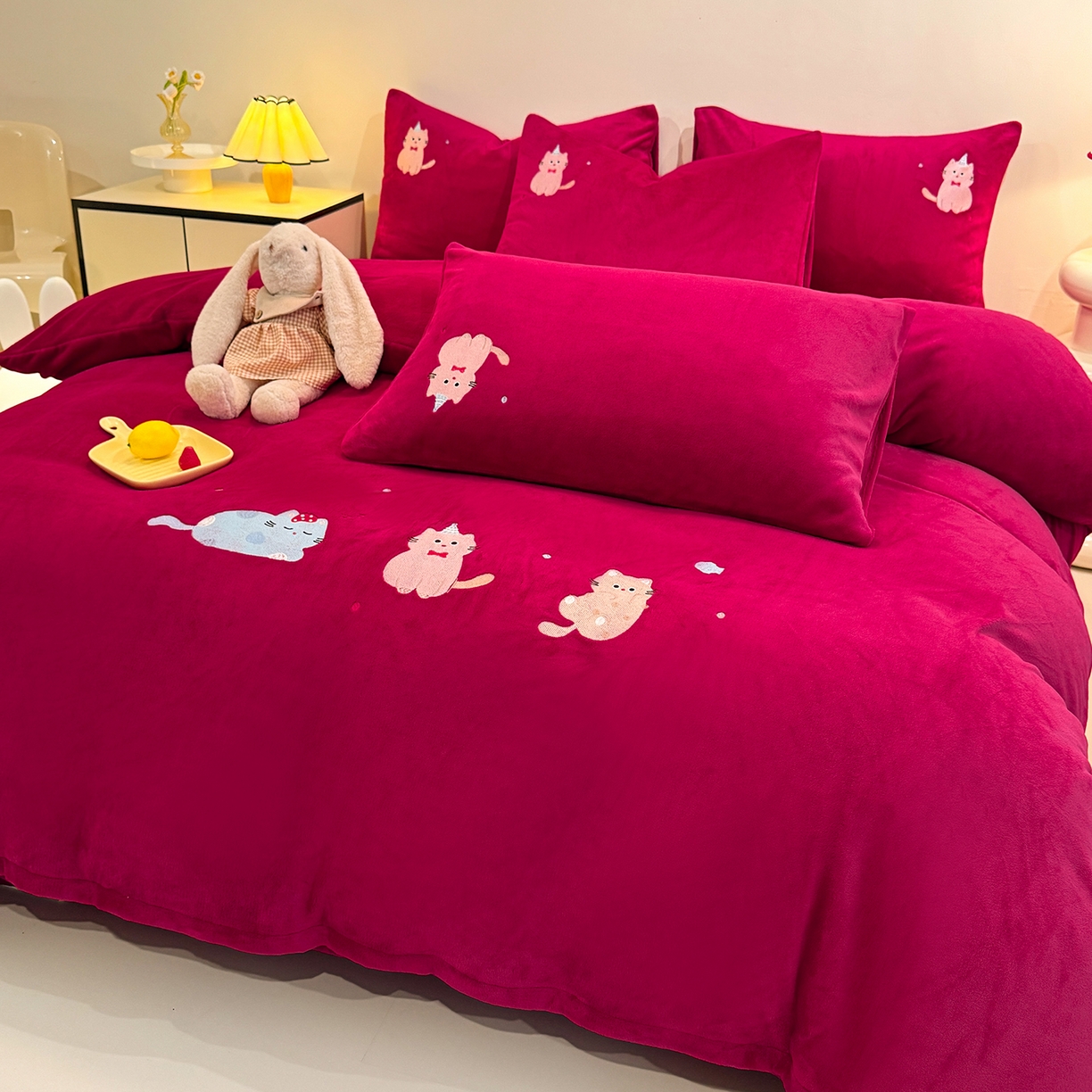 91家纺网 家纺一手货源 找家纺 新方向 2025年新款 全消光A类刺绣牛奶绒四件套-卡通红色系列 可爱猫-洋酒红