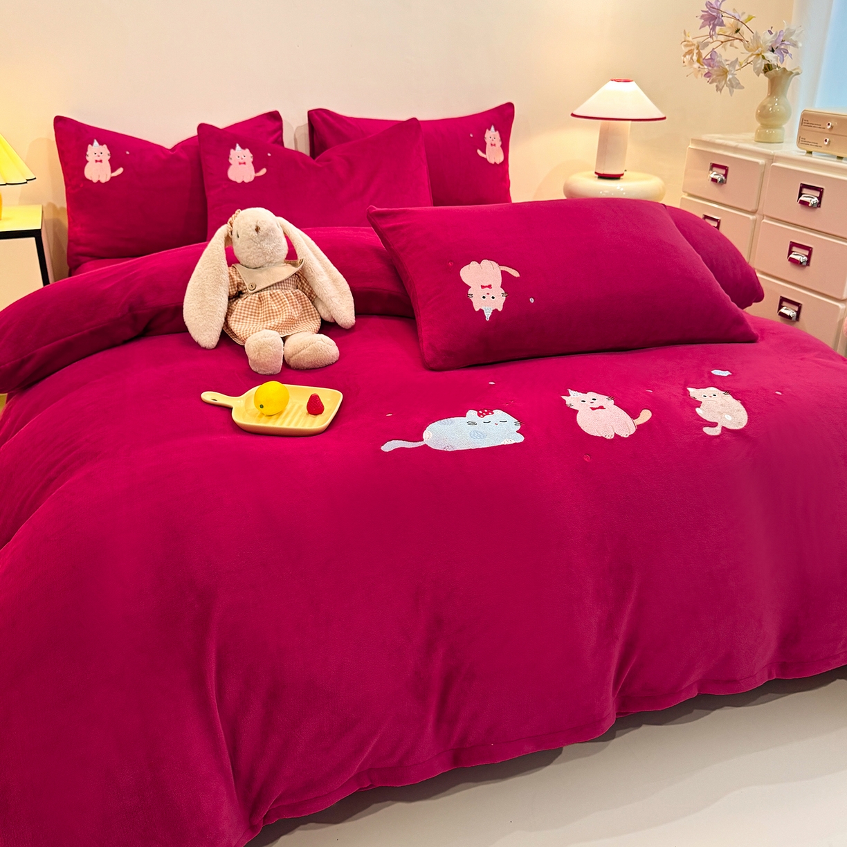 91家纺网 家纺一手货源 找家纺 新方向 2025年新款 全消光A类刺绣牛奶绒四件套-卡通红色系列 可爱猫-洋酒红