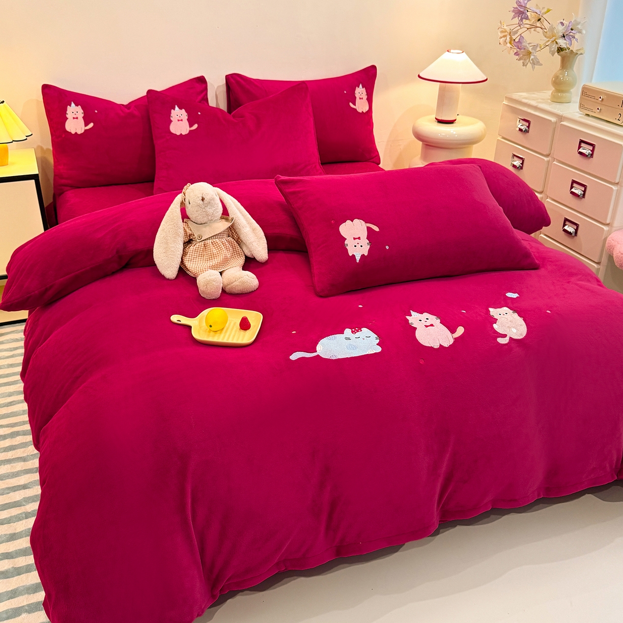 91家纺网 家纺一手货源 找家纺 新方向 2025年新款 全消光A类刺绣牛奶绒四件套-卡通红色系列 可爱猫-洋酒红