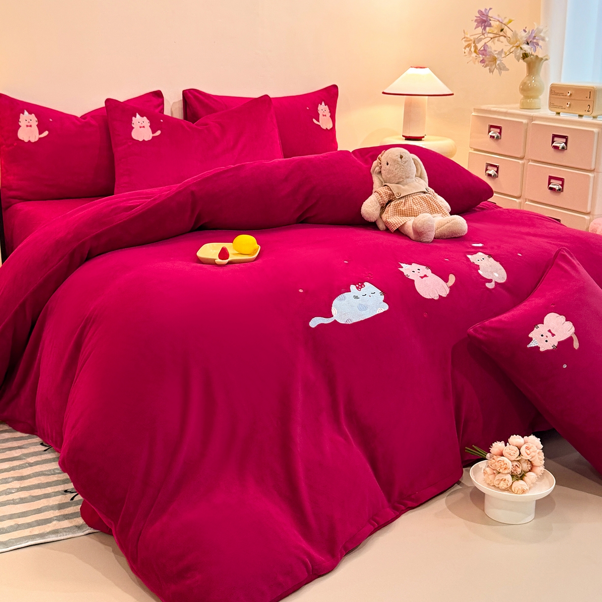 91家纺网 家纺一手货源 找家纺 新方向 2025年新款 全消光A类刺绣牛奶绒四件套-卡通红色系列 可爱猫-洋酒红