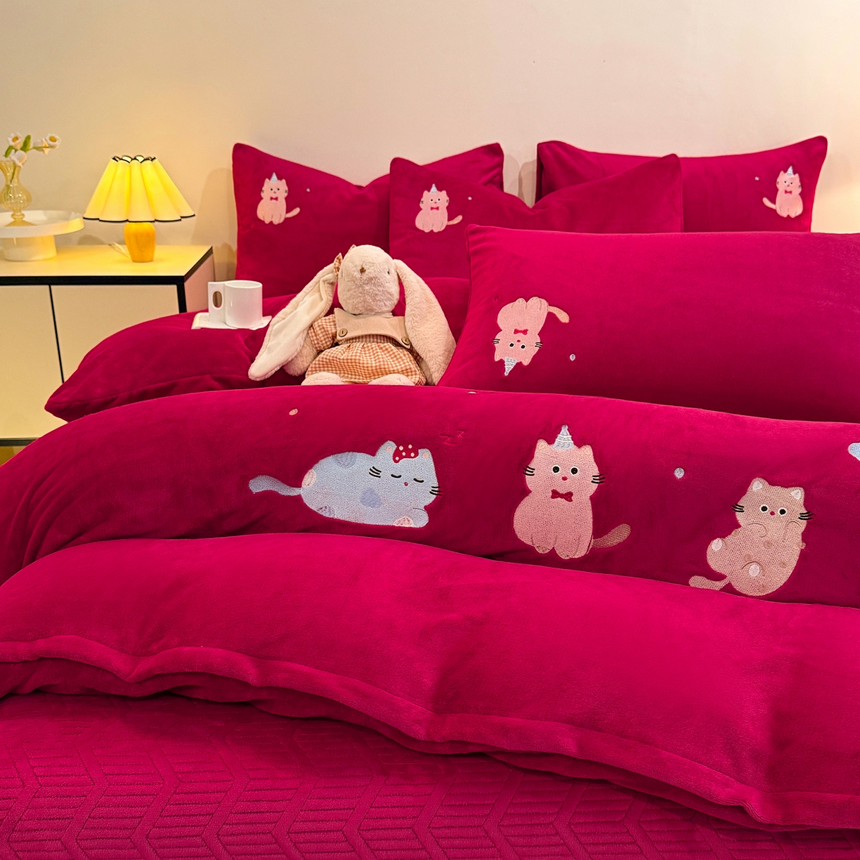 91家纺网 家纺一手货源 找家纺 新方向 2025年新款 全消光A类刺绣牛奶绒四件套-卡通红色系列 可爱猫-洋酒红