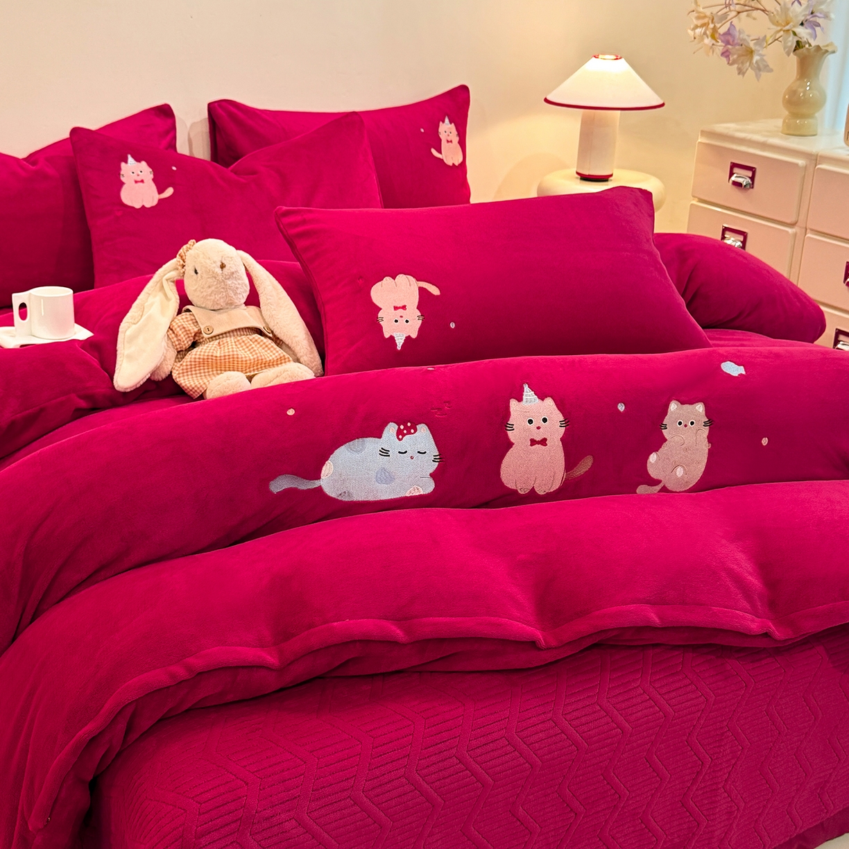 91家纺网 家纺一手货源 找家纺 新方向 2025年新款 全消光A类刺绣牛奶绒四件套-卡通红色系列 可爱猫-洋酒红