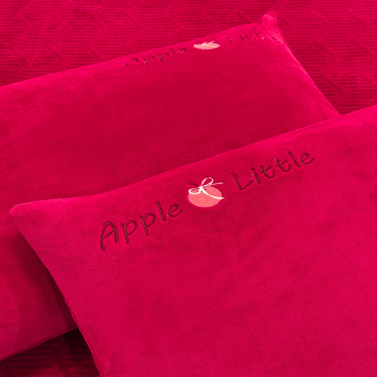 91家纺网 家纺一手货源 找家纺 新方向 2025年新款 全消光A类刺绣牛奶绒四件套-卡通红色系列 可爱兔-洋酒红