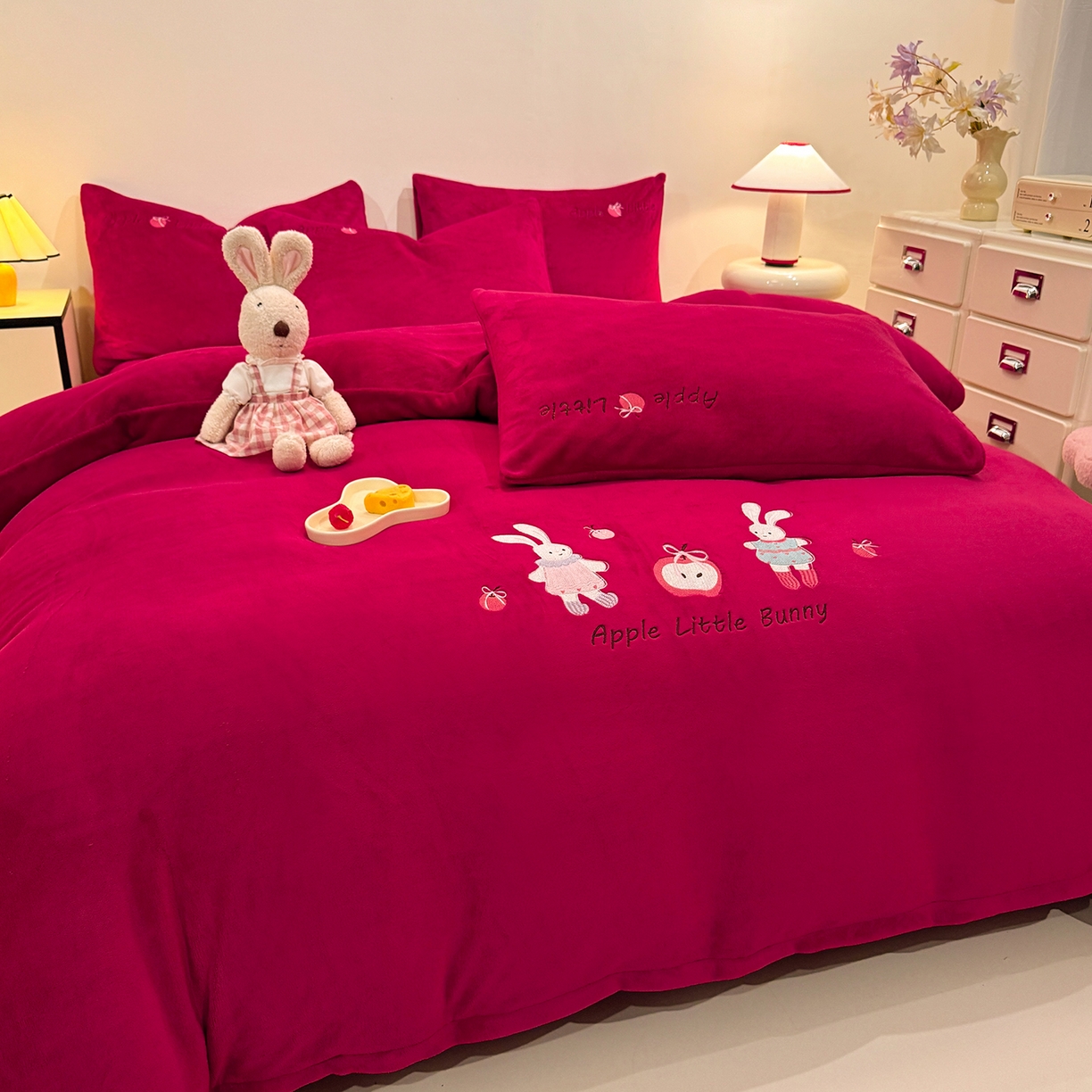 91家纺网 家纺一手货源 找家纺 新方向 2025年新款 全消光A类刺绣牛奶绒四件套-卡通红色系列 可爱兔-洋酒红