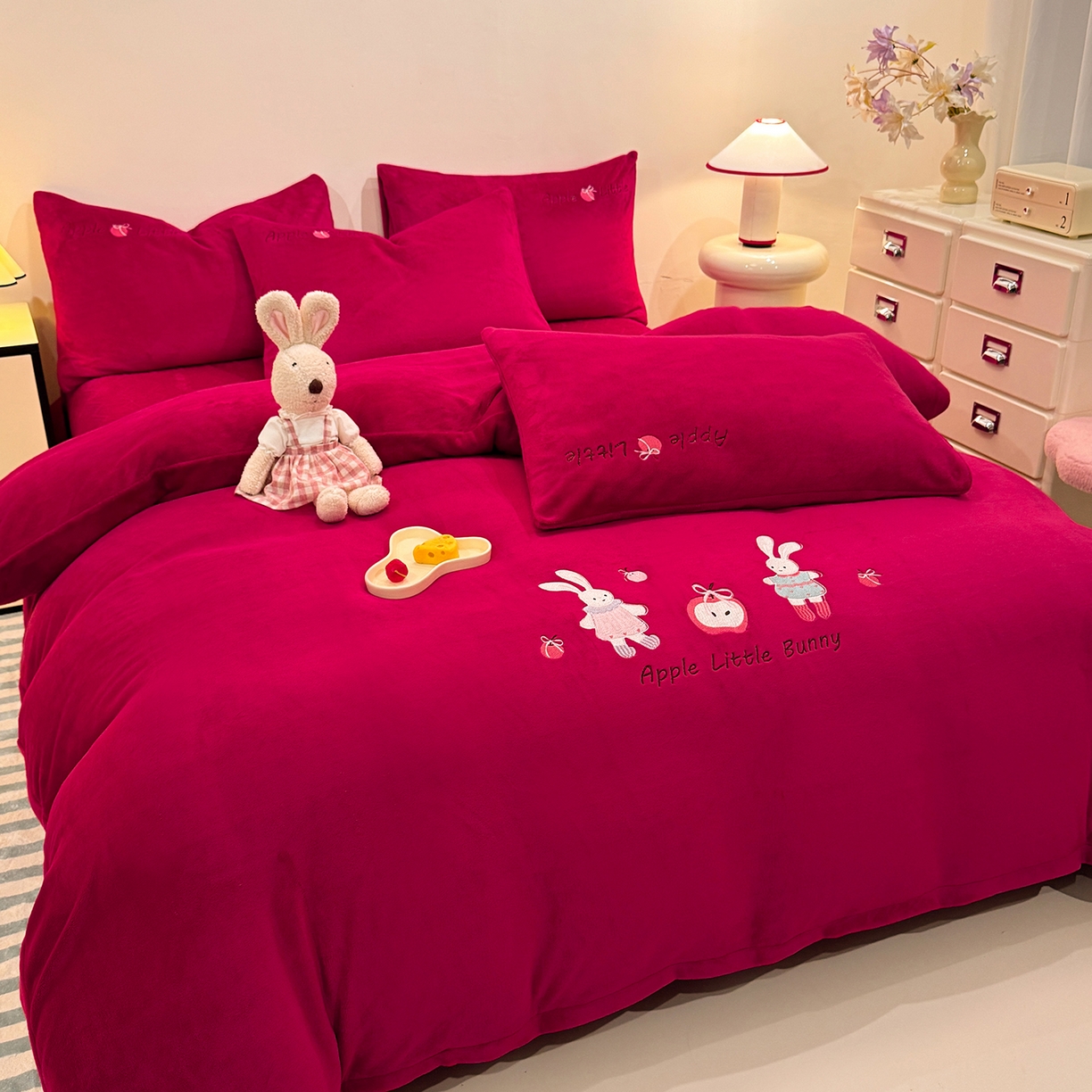 91家纺网 家纺一手货源 找家纺 新方向 2025年新款 全消光A类刺绣牛奶绒四件套-卡通红色系列 可爱兔-洋酒红