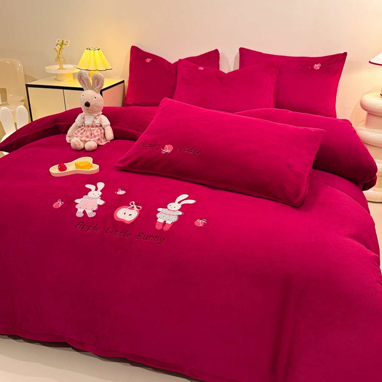91家纺网 家纺一手货源 找家纺 新方向 2025年新款 全消光A类刺绣牛奶绒四件套-卡通红色系列 可爱兔-洋酒红