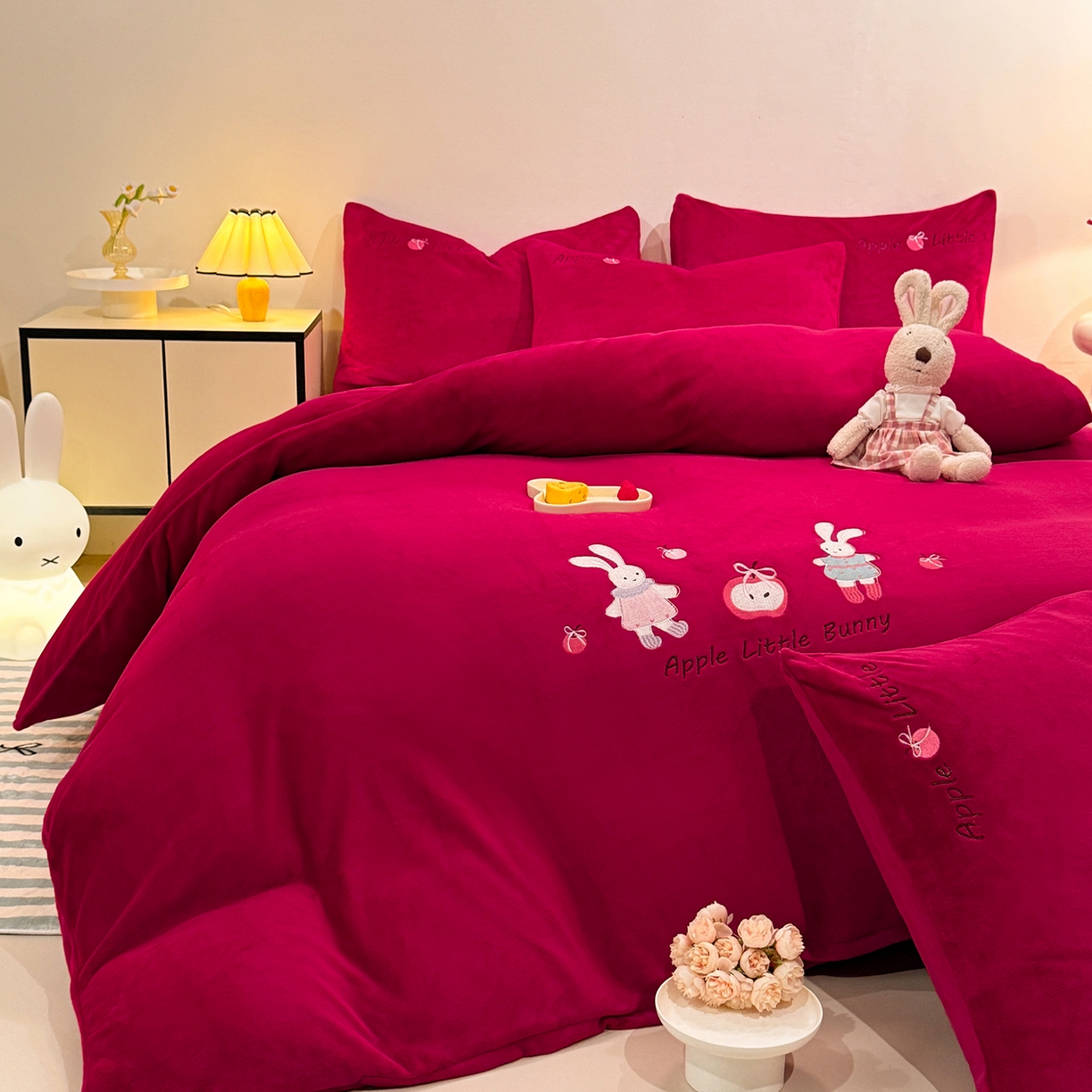 91家纺网 家纺一手货源 找家纺 新方向 2025年新款 全消光A类刺绣牛奶绒四件套-卡通红色系列 可爱兔-洋酒红