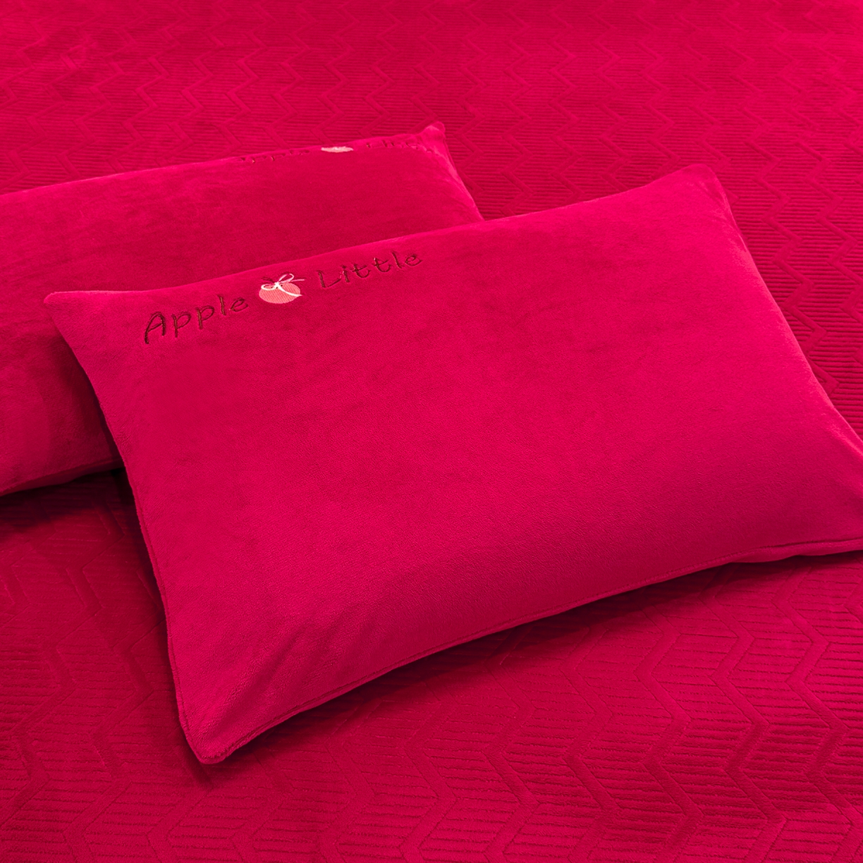 91家纺网 家纺一手货源 找家纺 新方向 2025年新款 全消光A类刺绣牛奶绒四件套-卡通红色系列 可爱兔-洋酒红