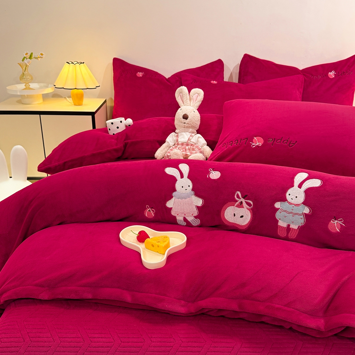 91家纺网 家纺一手货源 找家纺 新方向 2025年新款 全消光A类刺绣牛奶绒四件套-卡通红色系列 可爱兔-洋酒红