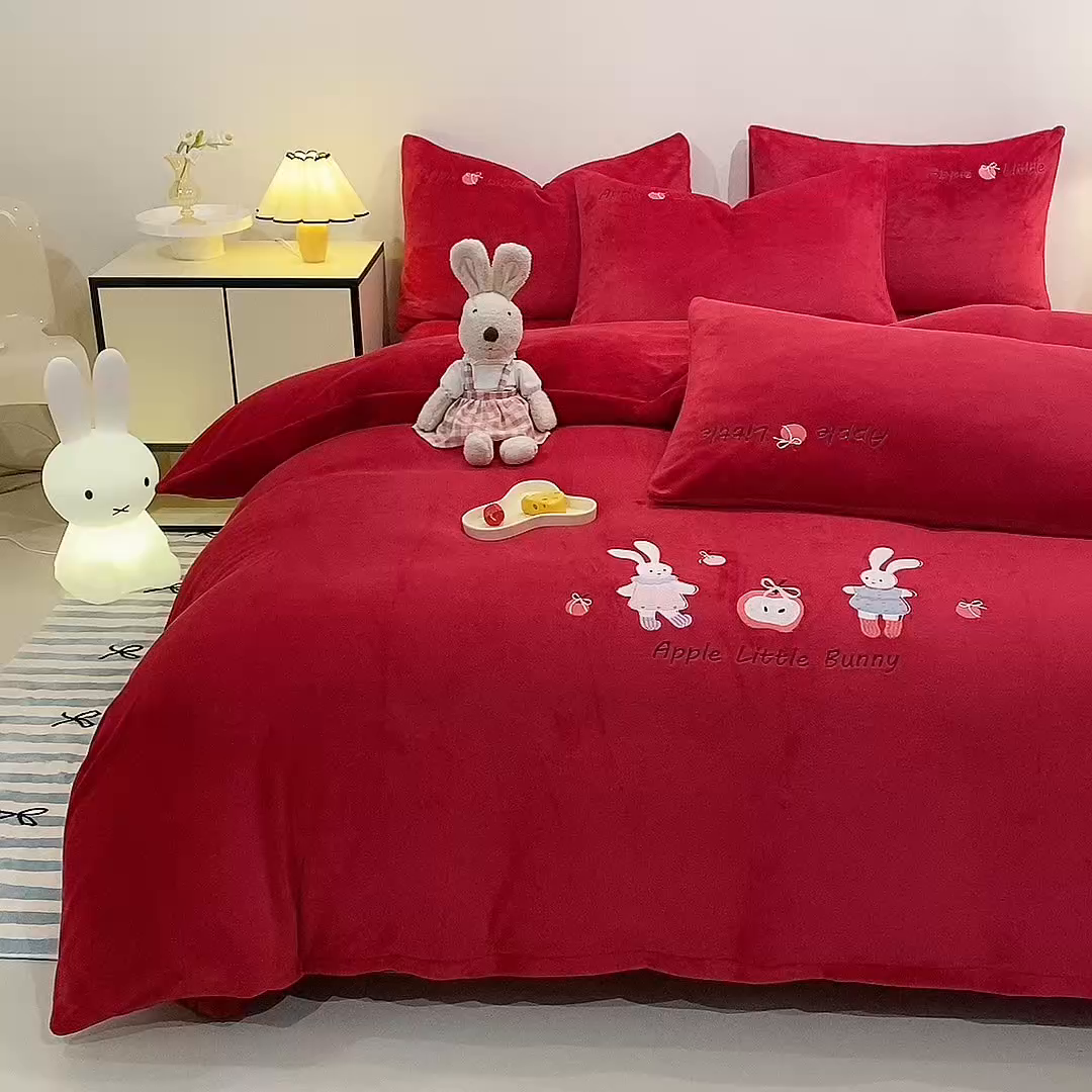 91家纺网 家纺一手货源 找家纺 新方向 2025年新款 全消光A类刺绣牛奶绒四件套-卡通红色系列 可爱兔-洋酒红