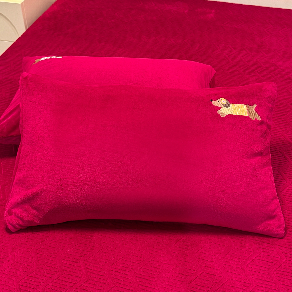 91家纺网 家纺一手货源 找家纺 新方向 2025年新款 全消光A类刺绣牛奶绒四件套-卡通红色系列 腊肠狗-洋酒红