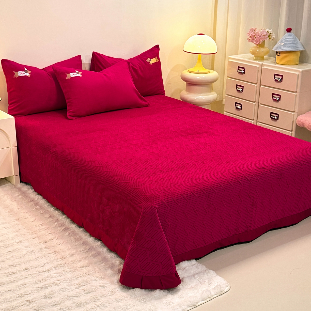 91家纺网 家纺一手货源 找家纺 新方向 2025年新款 全消光A类刺绣牛奶绒四件套-卡通红色系列 腊肠狗-洋酒红