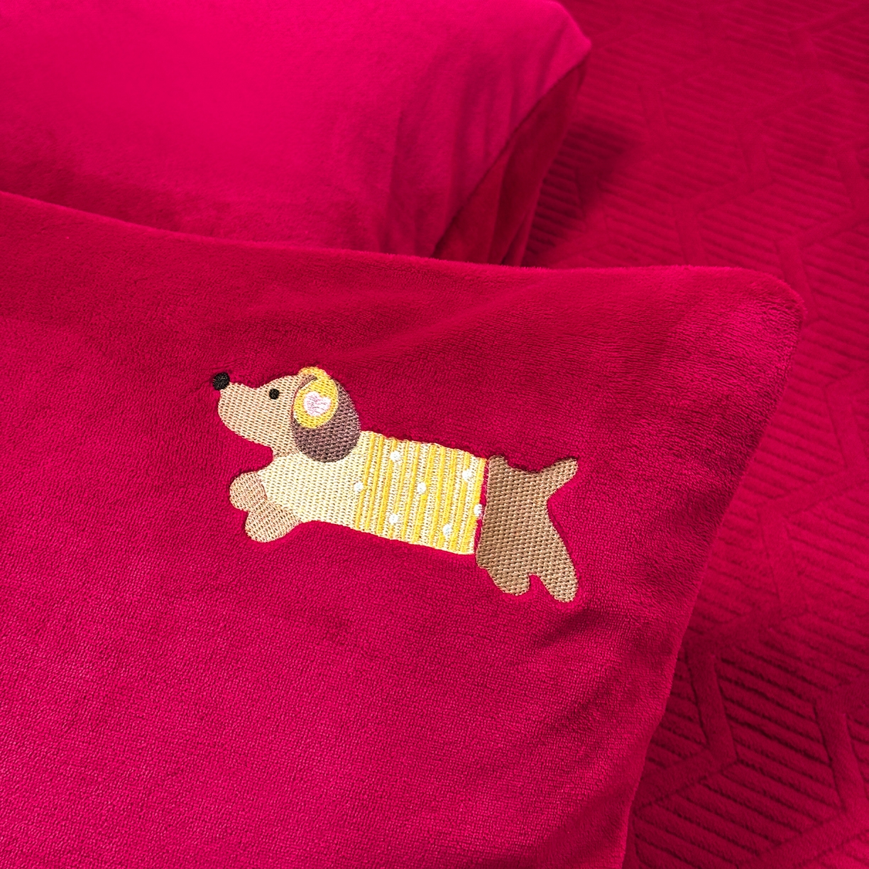 91家纺网 家纺一手货源 找家纺 新方向 2025年新款 全消光A类刺绣牛奶绒四件套-卡通红色系列 腊肠狗-洋酒红