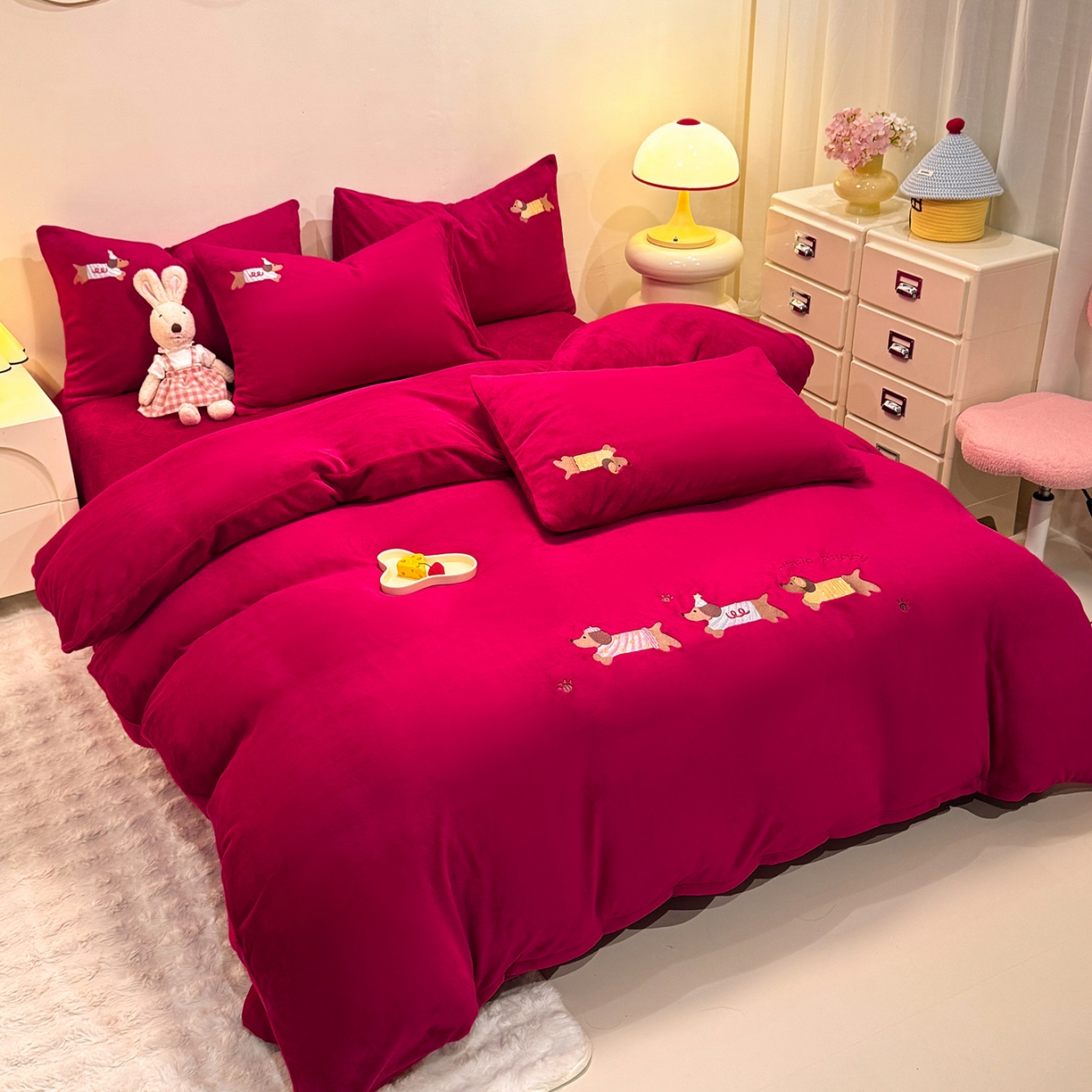91家纺网 家纺一手货源 找家纺 新方向 2025年新款 全消光A类刺绣牛奶绒四件套-卡通红色系列 腊肠狗-洋酒红