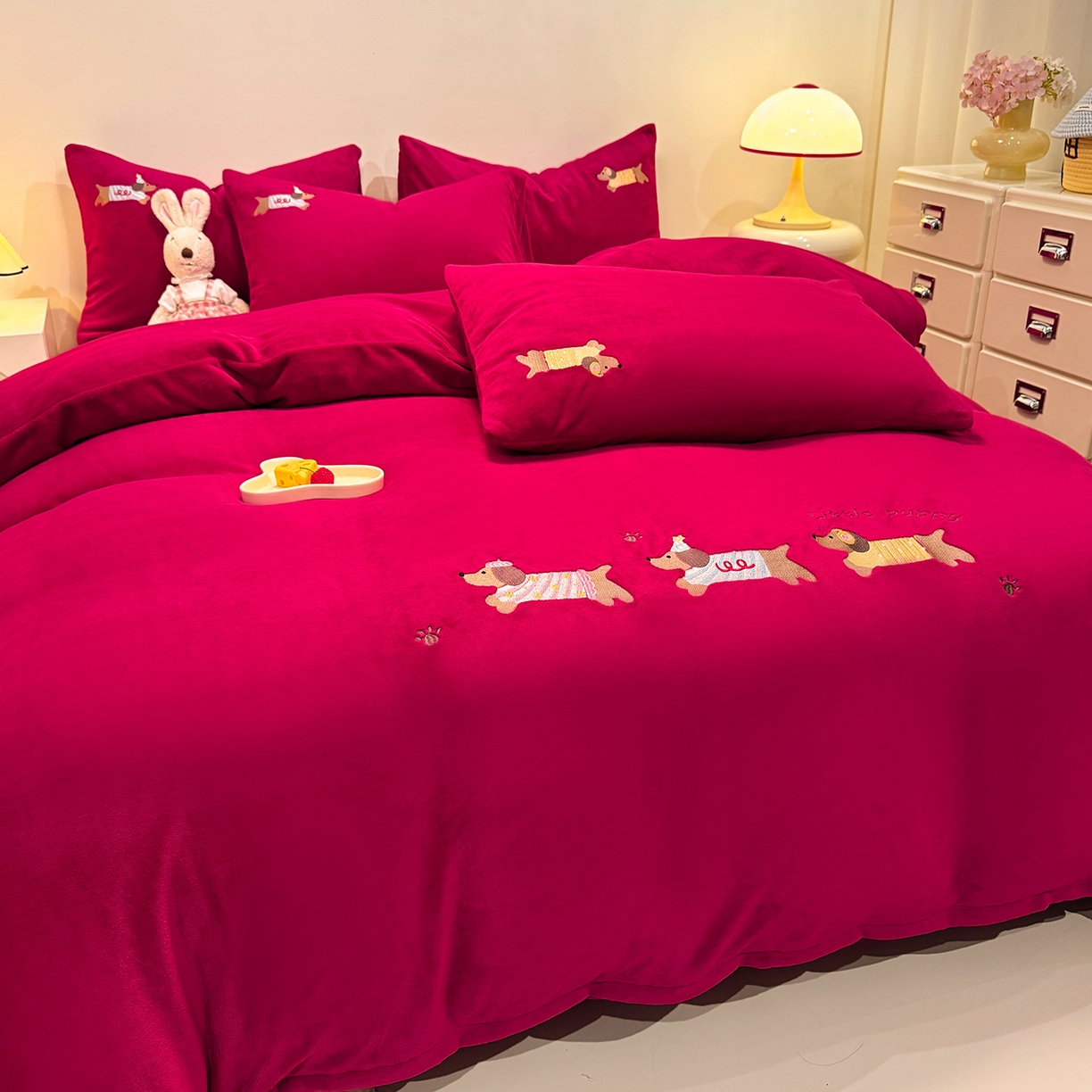 91家纺网 家纺一手货源 找家纺 新方向 2025年新款 全消光A类刺绣牛奶绒四件套-卡通红色系列 腊肠狗-洋酒红