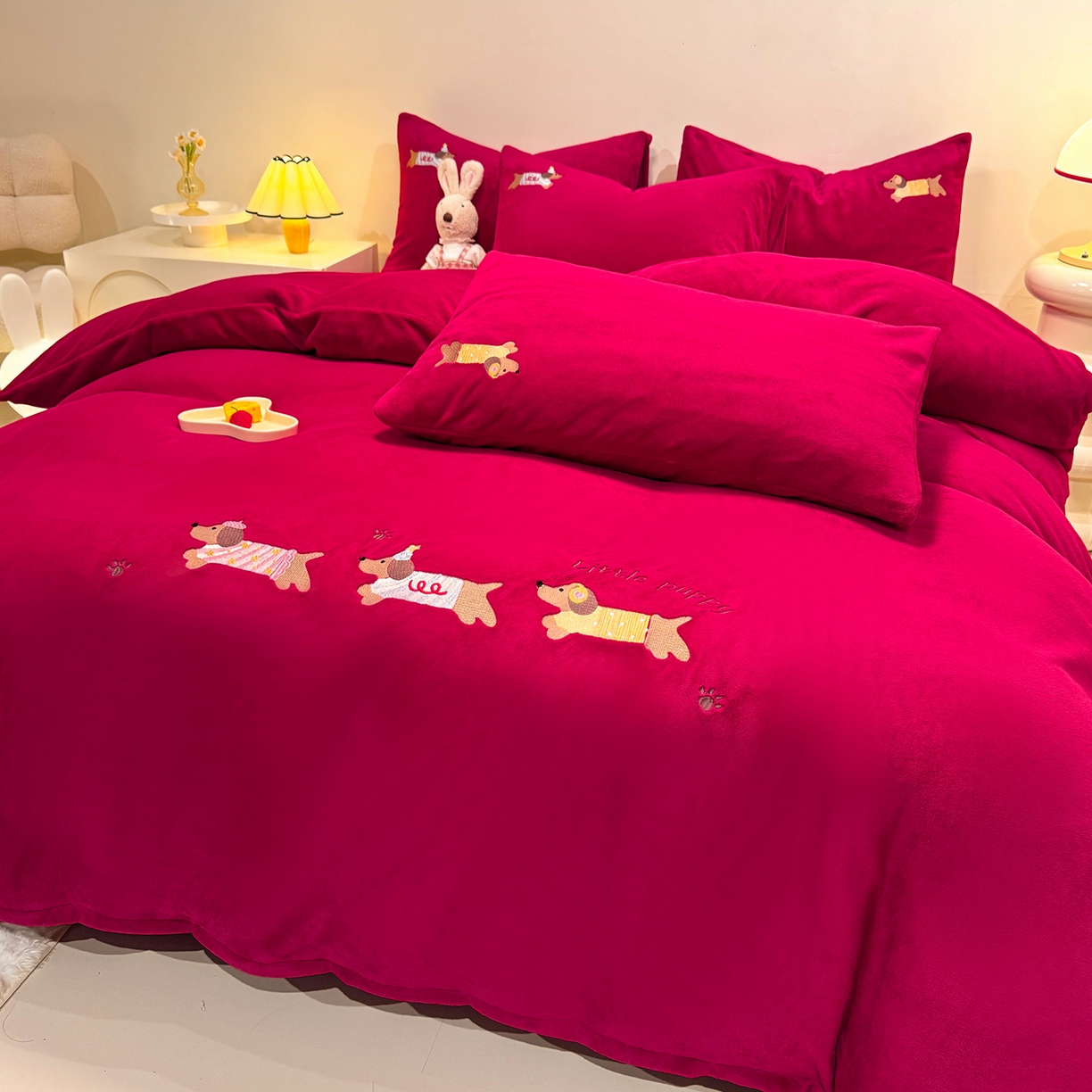 91家纺网 家纺一手货源 找家纺 新方向 2025年新款 全消光A类刺绣牛奶绒四件套-卡通红色系列 腊肠狗-洋酒红