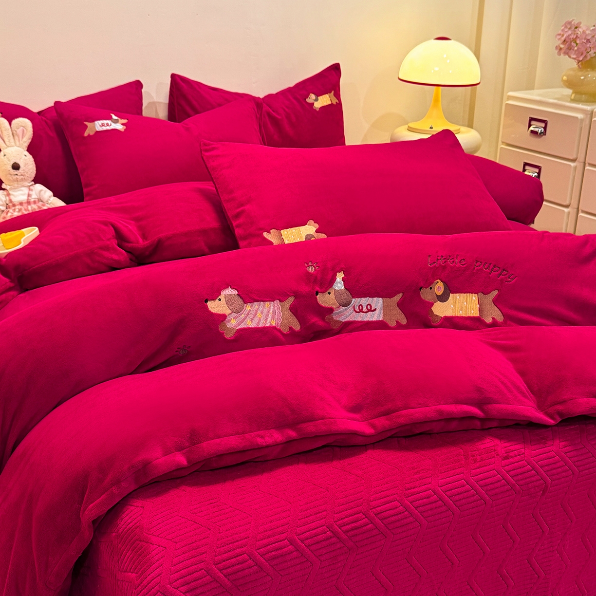 91家纺网 家纺一手货源 找家纺 新方向 2025年新款 全消光A类刺绣牛奶绒四件套-卡通红色系列 腊肠狗-洋酒红
