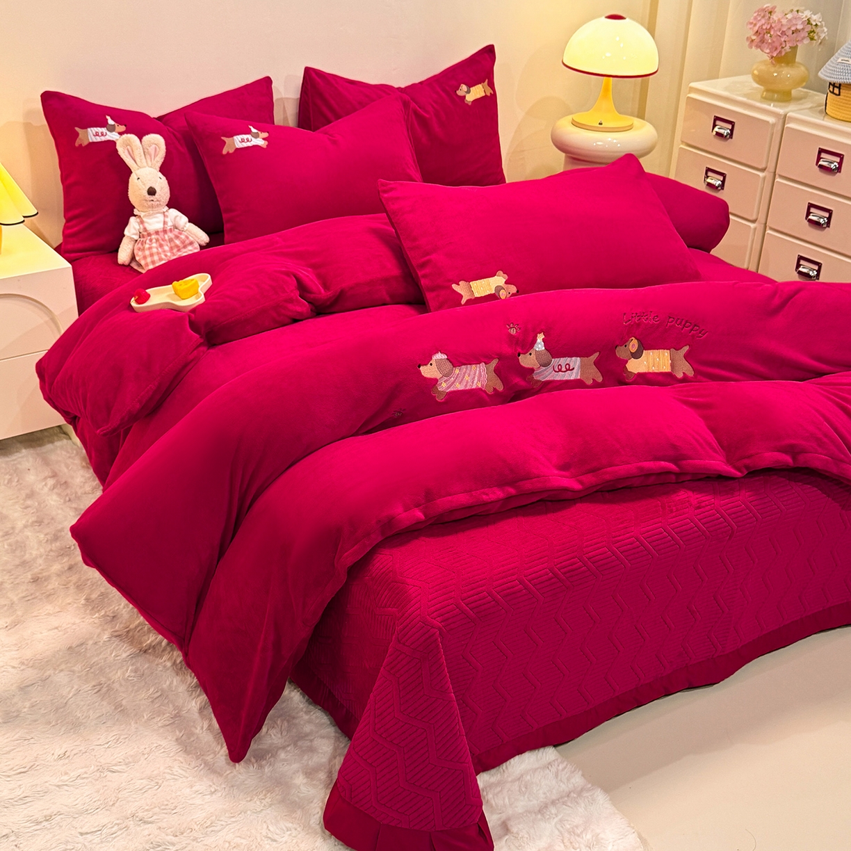 91家纺网 家纺一手货源 找家纺 新方向 2025年新款 全消光A类刺绣牛奶绒四件套-卡通红色系列 腊肠狗-洋酒红