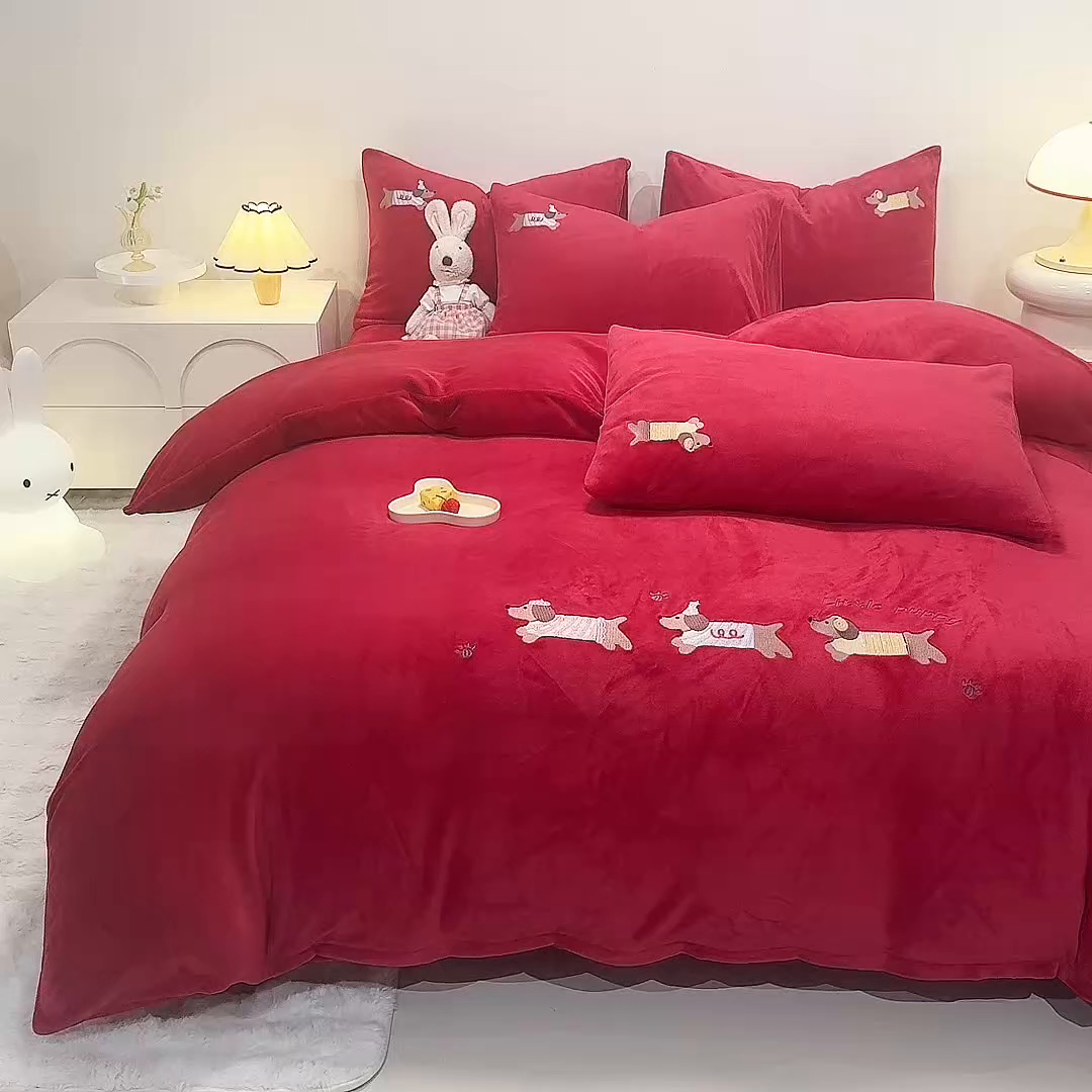 91家纺网 家纺一手货源 找家纺 新方向 2025年新款 全消光A类刺绣牛奶绒四件套-卡通红色系列 腊肠狗-洋酒红