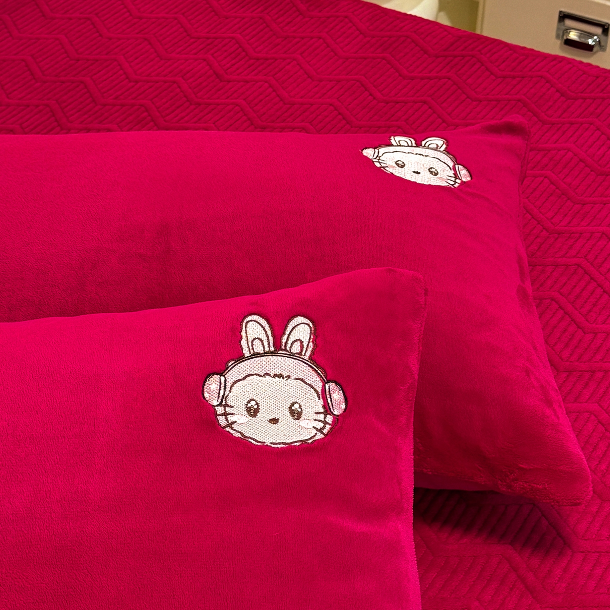 91家纺网 家纺一手货源 找家纺 新方向 2025年新款 全消光A类刺绣牛奶绒四件套-卡通红色系列 幸运兔-洋酒红