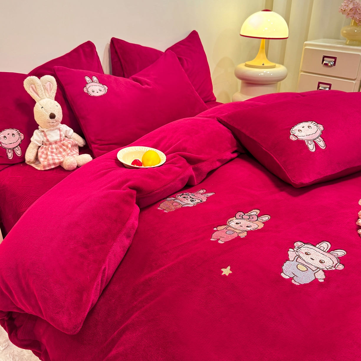 91家纺网 家纺一手货源 找家纺 新方向 2025年新款 全消光A类刺绣牛奶绒四件套-卡通红色系列 幸运兔-洋酒红