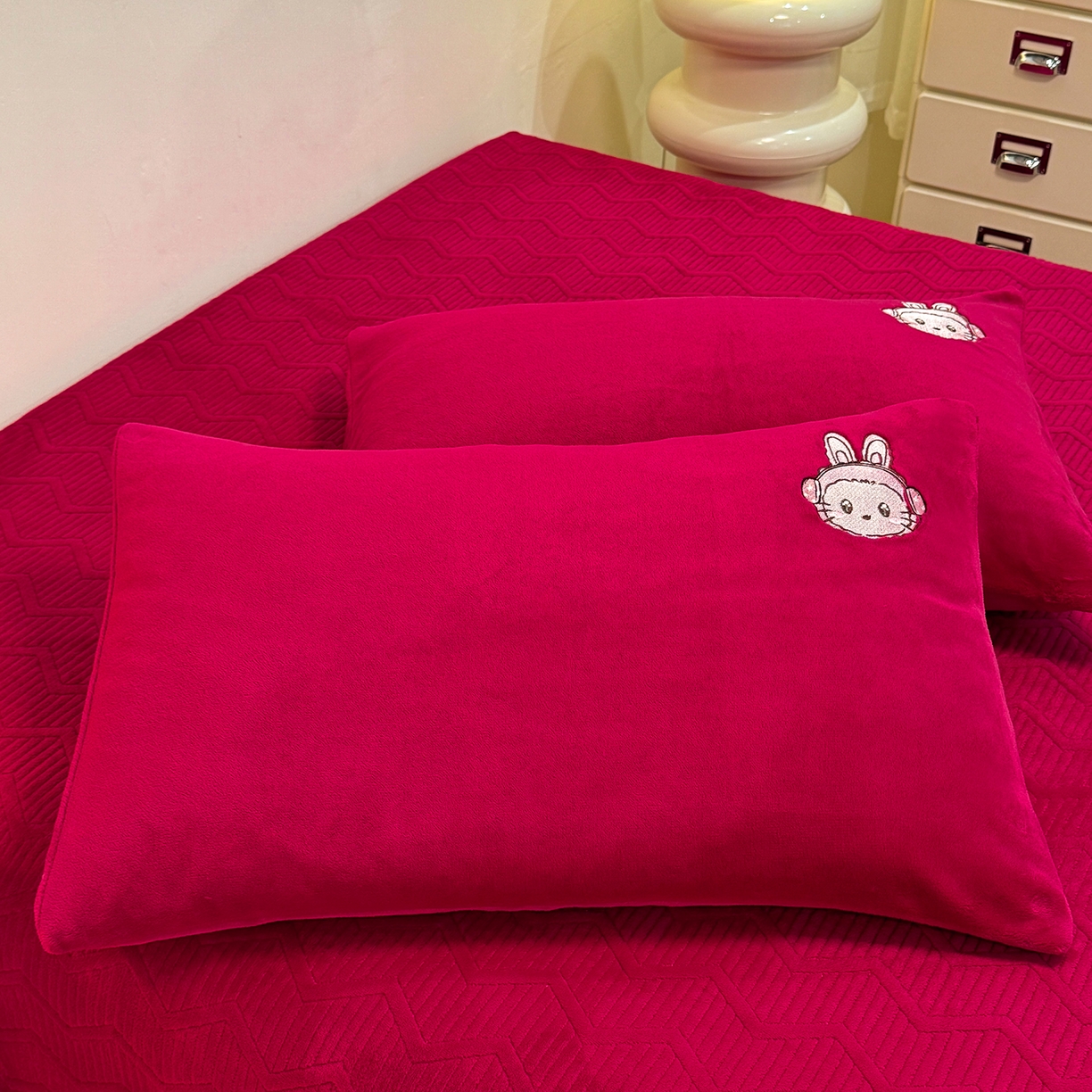 91家纺网 家纺一手货源 找家纺 新方向 2025年新款 全消光A类刺绣牛奶绒四件套-卡通红色系列 幸运兔-洋酒红