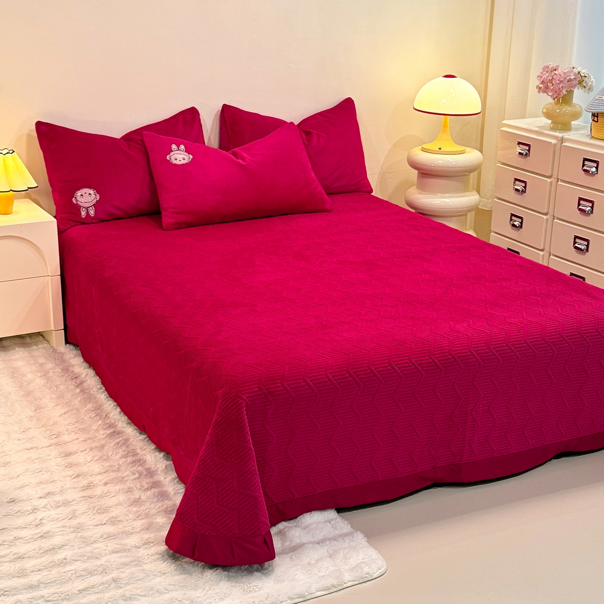 91家纺网 家纺一手货源 找家纺 新方向 2025年新款 全消光A类刺绣牛奶绒四件套-卡通红色系列 幸运兔-洋酒红