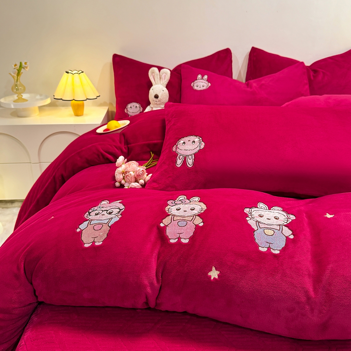 91家纺网 家纺一手货源 找家纺 新方向 2025年新款 全消光A类刺绣牛奶绒四件套-卡通红色系列 幸运兔-洋酒红