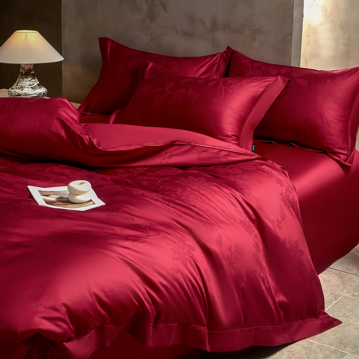 91家纺网 家纺一手货源 找家纺 洺兰家居 2025新款新疆长绒棉纯棉60支大提花大红婚庆埋绳款四件套 万事如意