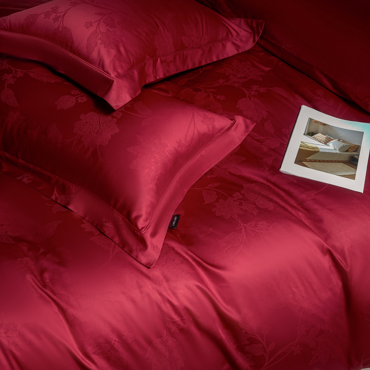 91家纺网 家纺一手货源 找家纺 洺兰家居 2025新款新疆长绒棉纯棉60支大提花大红婚庆埋绳款四件套 万事如意