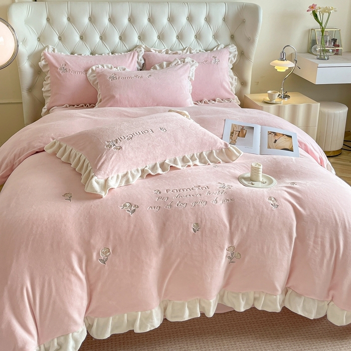 91家纺网 家纺一手货源 找家纺 （总）金牛座家纺 2025新款韩版木耳花边刺绣牛奶绒四件套-小欢喜