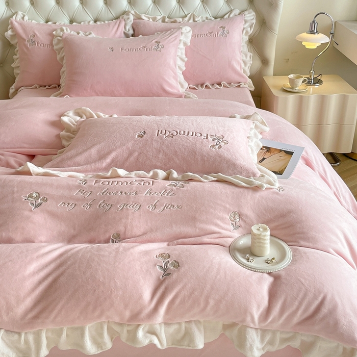 91家纺网 家纺一手货源 找家纺 （总）金牛座家纺 2025新款韩版木耳花边刺绣牛奶绒四件套-小欢喜