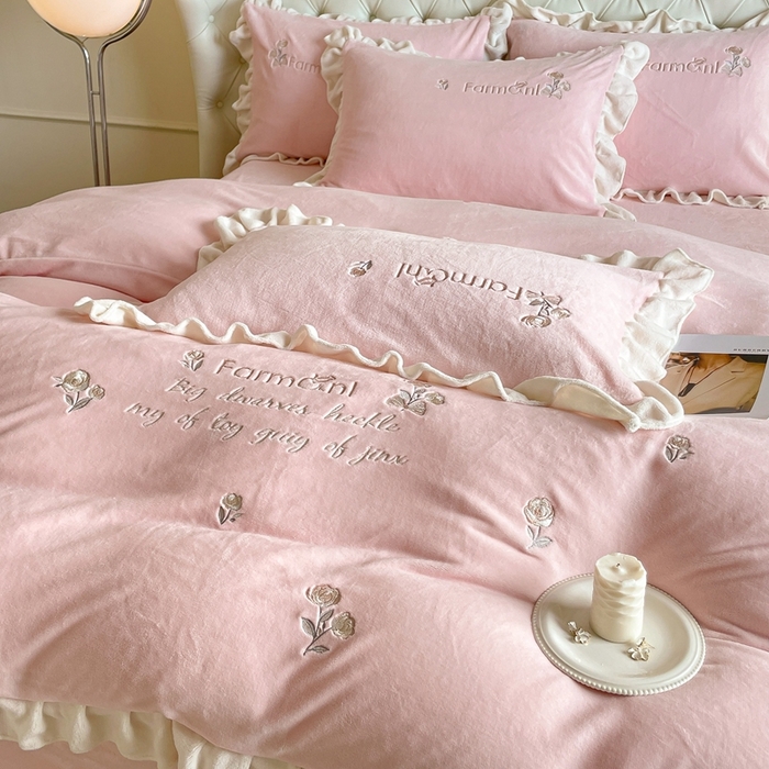 91家纺网 家纺一手货源 找家纺 （总）金牛座家纺 2025新款韩版木耳花边刺绣牛奶绒四件套-小欢喜