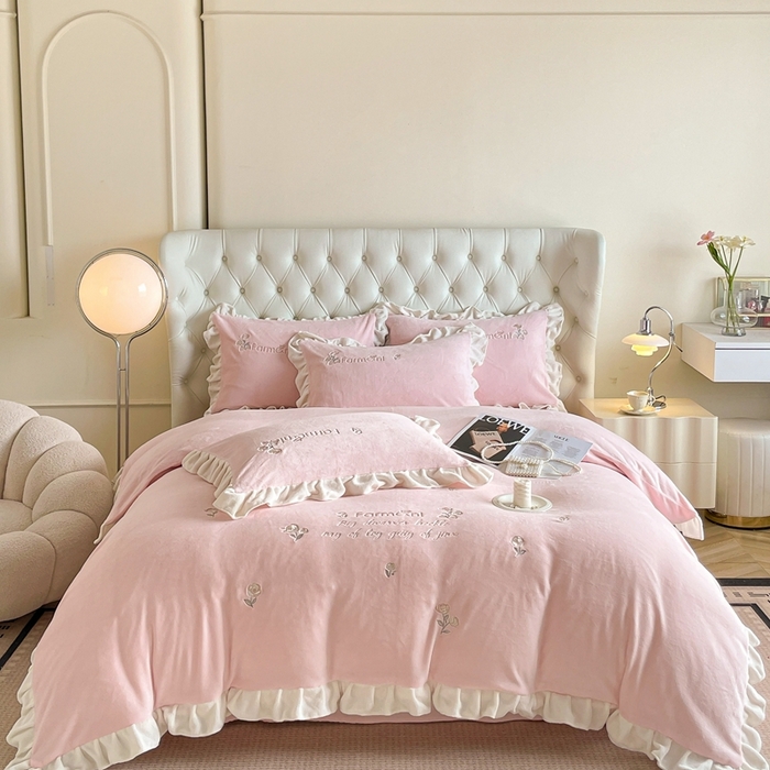 91家纺网 家纺一手货源 找家纺 （总）金牛座家纺 2025新款韩版木耳花边刺绣牛奶绒四件套-小欢喜