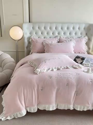 91家纺网 家纺一手货源 找家纺 （总）金牛座家纺 2025新款韩版木耳花边刺绣牛奶绒四件套-小欢喜