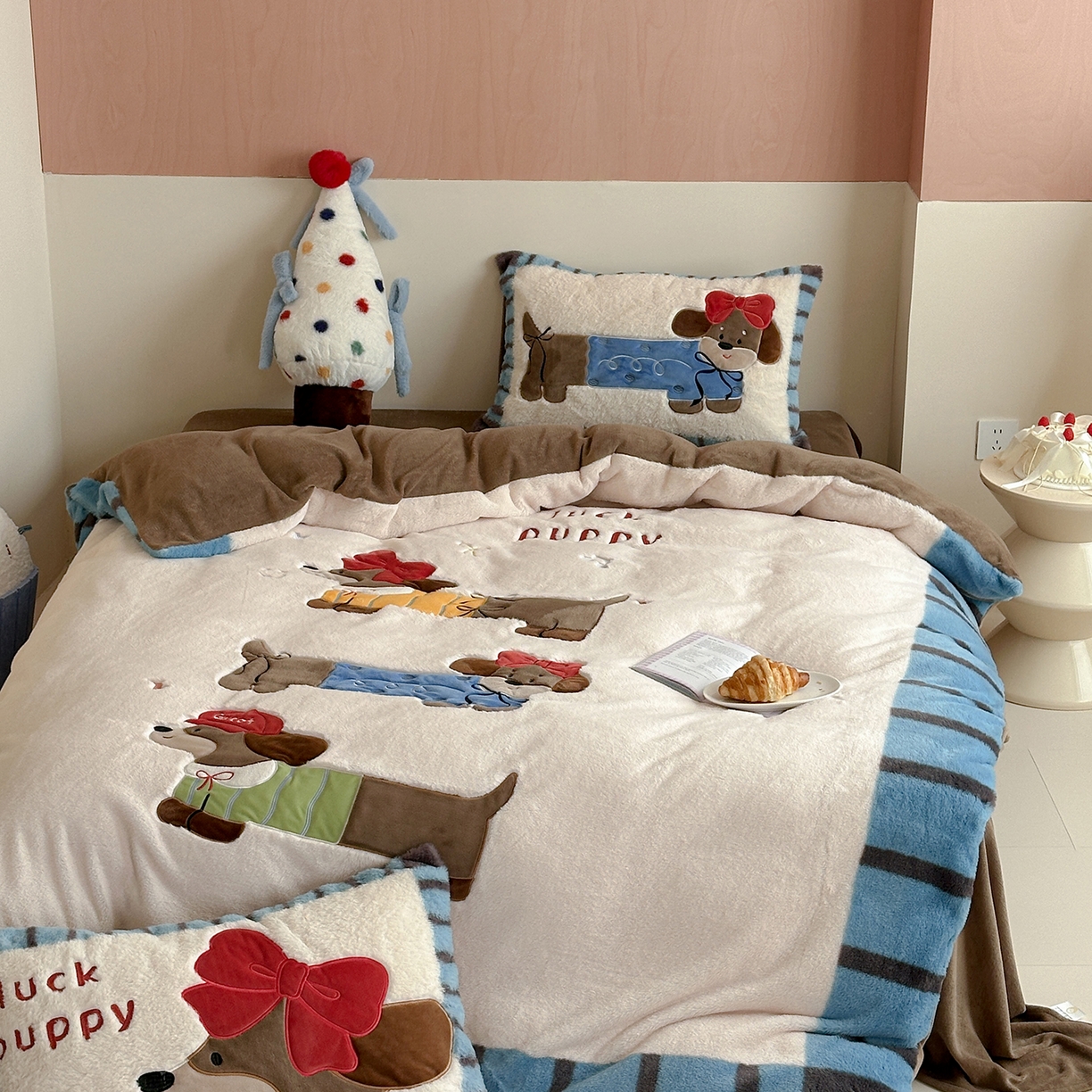 91家纺网 家纺一手货源 找家纺 （总）觅糖家纺 2025新款大版卡通兔毛绒系列刺绣四件套