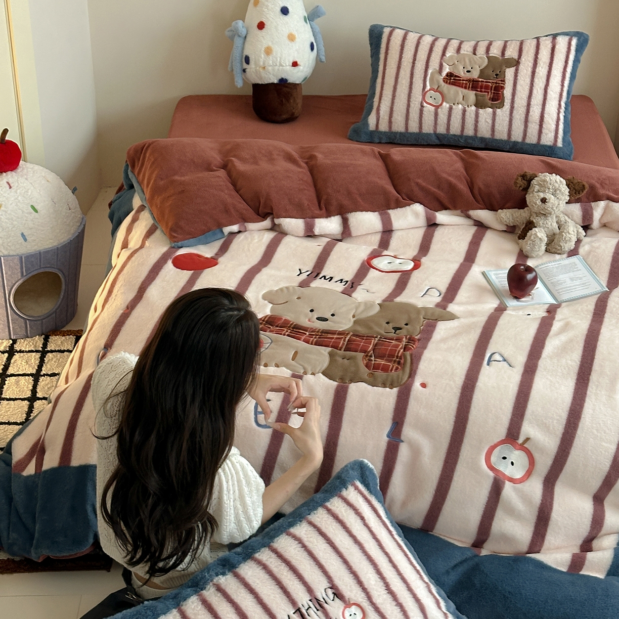 91家纺网 家纺一手货源 找家纺 （总）觅糖家纺 2025新款大版卡通兔毛绒系列刺绣四件套