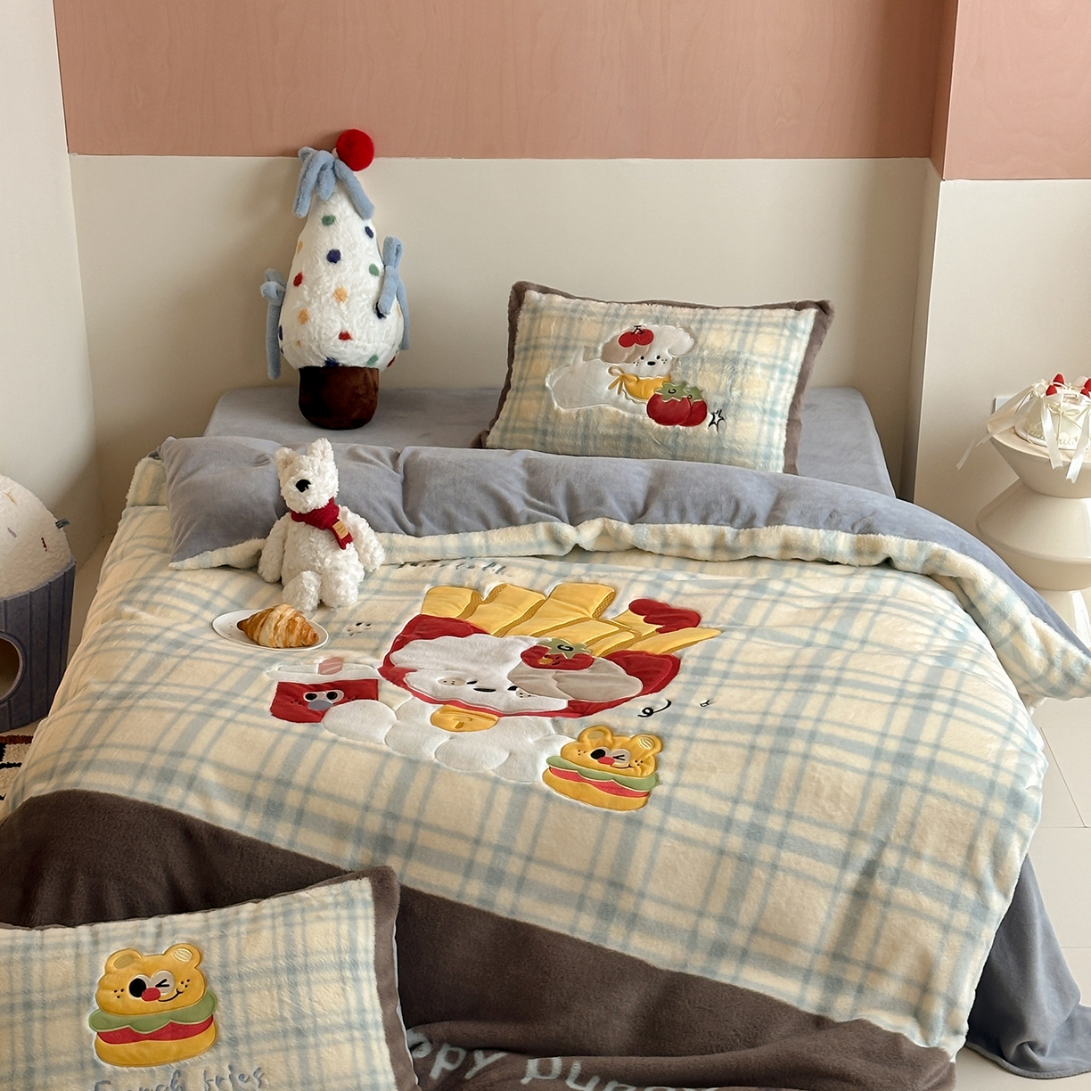 觅糖家纺 2025新款大版卡通兔毛绒系列刺绣四件套 薯条狗狗