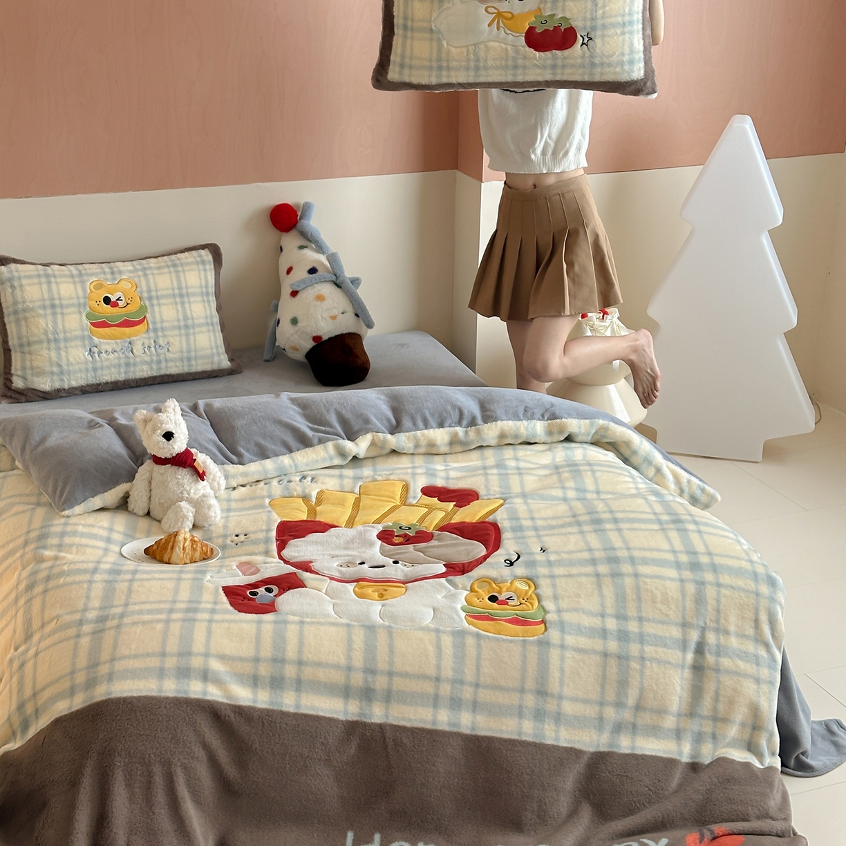 91家纺网 家纺一手货源 找家纺 觅糖家纺 2025新款大版卡通兔毛绒系列刺绣四件套 薯条狗狗