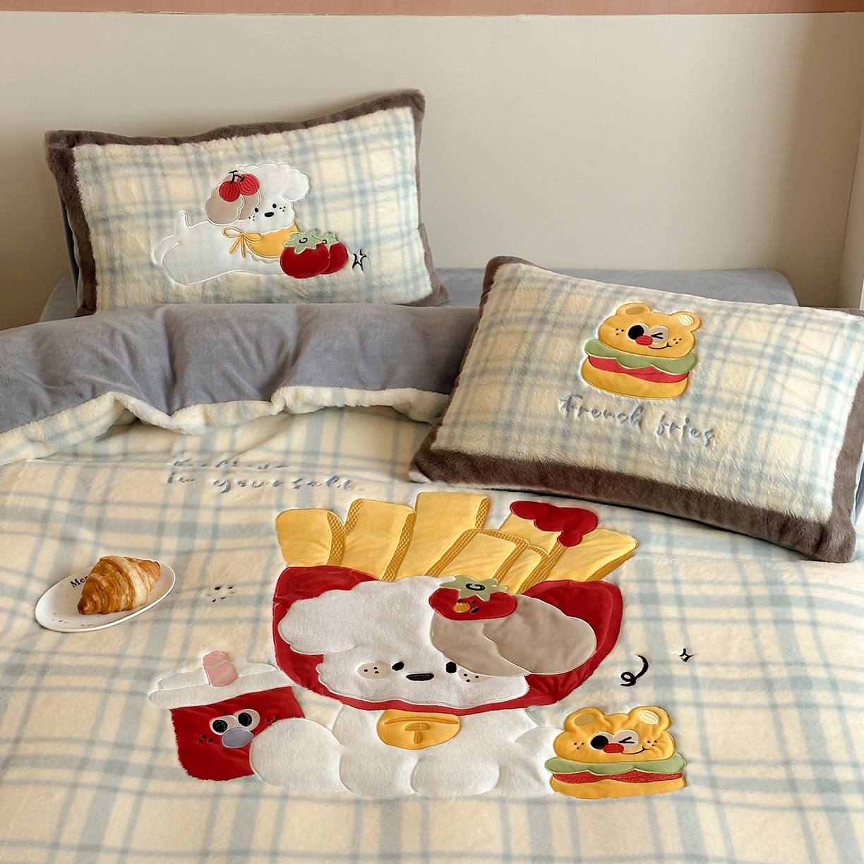 91家纺网 家纺一手货源 找家纺 觅糖家纺 2025新款大版卡通兔毛绒系列刺绣四件套 薯条狗狗